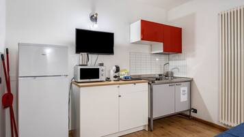 Réfrigérateur, micro-ondes, plaque de cuisson, cafetiÚre/bouilloire