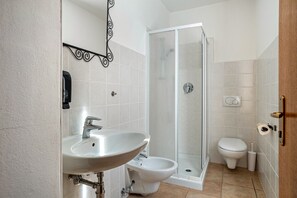 Ducha, secador de pelo y toallas