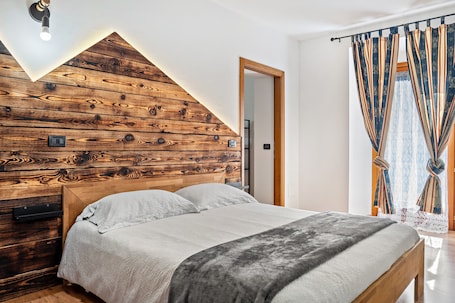 1 bedroom, WiFi, bed sheets. Apartment 'Ride Home 1' with Mountain View, Shared Garden and Wi-Fi