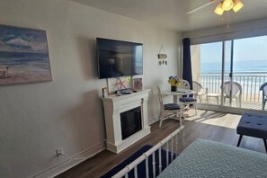 1 bedroom, Internet, bed sheets - Ocean's Edge Escape ~ Ocean Front ~ Pool Open (Daytona Beach)