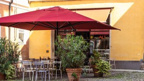 Outdoor dining - La casa del Vicolo: 2 camere letto, Wi-Fi & A/C (Modena)