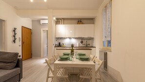 Dining - La casa del Vicolo: 2 camere letto, Wi-Fi & A/C (Modena)