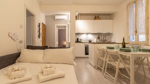 Room - La casa del Vicolo: 2 camere letto, Wi-Fi & A/C (Modena)
