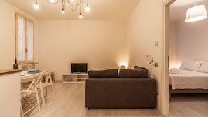 Living area - La casa del Vicolo: 2 camere letto, Wi-Fi & A/C (Modena)