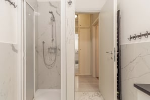 Shower, hair dryer, bidet, towels