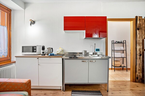 Refrigerador, horno, placa de cocina, cafetera/tetera