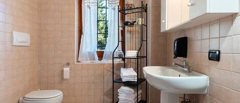 Een douche, een haardroger, handdoeken