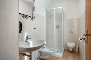 Ducha, secador de pelo, toallas