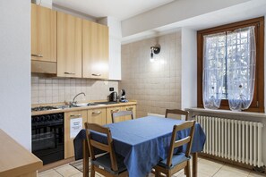 Dining - Apartment 'Ride Home 2' with Mountain View, Shared Garden and Wi-Fi (Commezzadura)