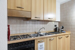 Fridge, oven, stovetop, coffee/tea maker