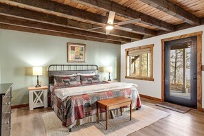 3 bedrooms, desk, WiFi, bed sheets