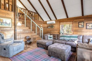 Una televisión, una chimenea