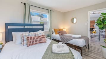2 bedrooms, iron/ironing board, internet