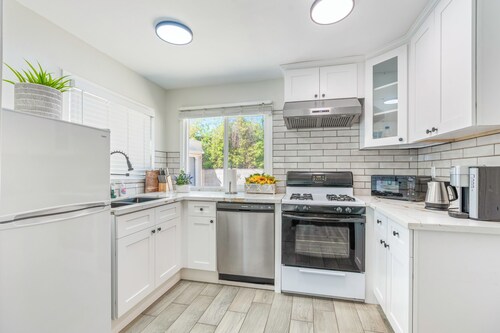 Bungalow in Quiet, Safe Neighborhood King-Bed Near Downtown LA and OT Pasadena !