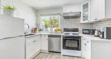 Bungalow in Quiet, Safe Neighborhood King-Bed Near Downtown LA and OT Pasadena !