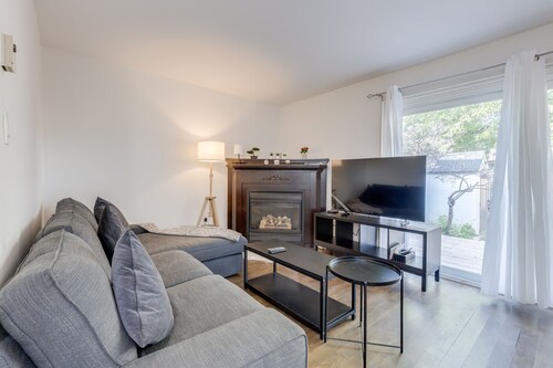 Charming 3BR Townhouse with Backyard & Parking