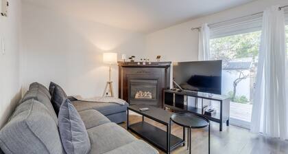 Charming 3BR Townhouse with Backyard & Parking