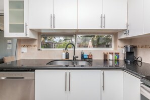 Mikrovågsugn, ugn, spishäll och diskmaskin