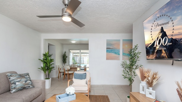 Living area - Coastal Oasis Home- Pool/Sleeps12/5min to HardRock (Hollywood)