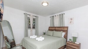 Room - Coastal Oasis Home- Pool/Sleeps12/5min to HardRock (Hollywood)