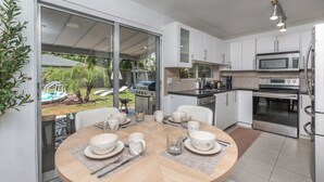 Private kitchen - Coastal Oasis Home- Pool/Sleeps12/5min to HardRock (Hollywood)