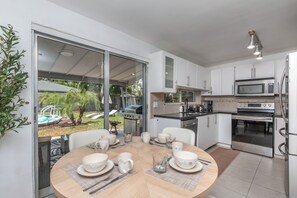 Mikrovågsugn, ugn, spishäll och diskmaskin