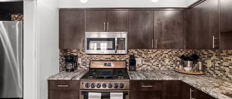 Kühlschrank, Mikrowelle, Ofen, Geschirrspüler