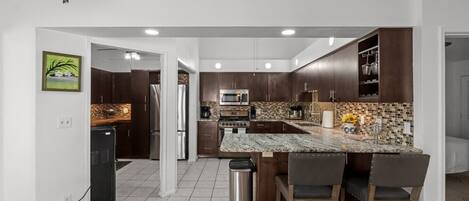 Geladeira, micro-ondas, fogão, lava-louças