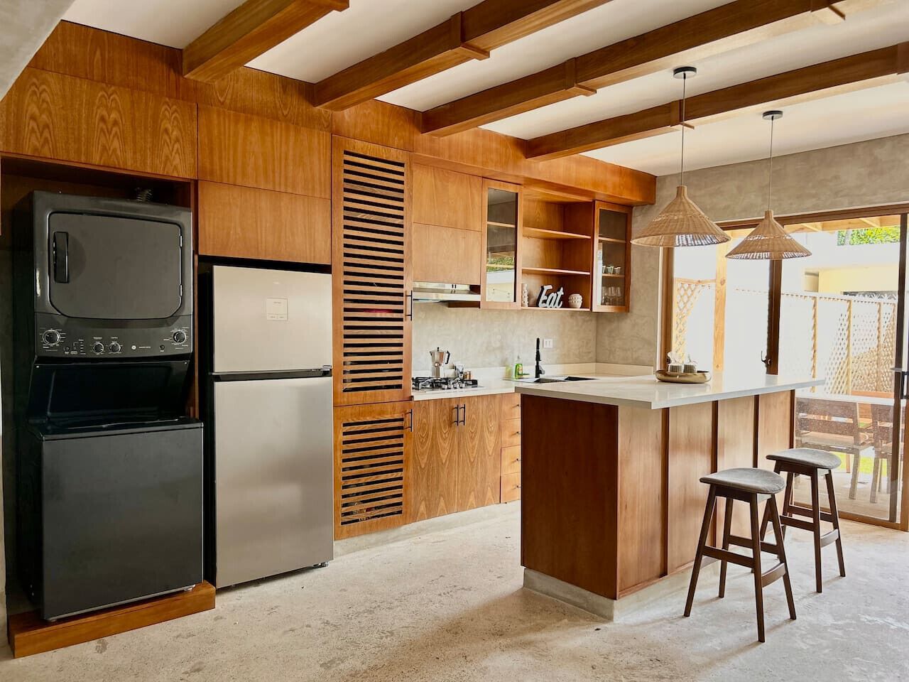 Kjøleskap, mikrobølgeovn, kokeplater og kaffetrakter/tekoker