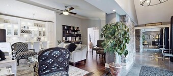 1b1b King bed Sheppard Elegant house 5mins to Fairview mall