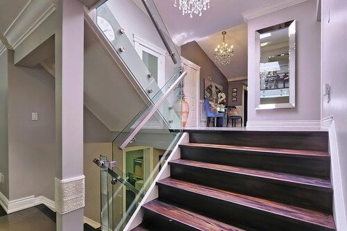 1b1b King bed Sheppard Elegant house 5mins to Fairview mall