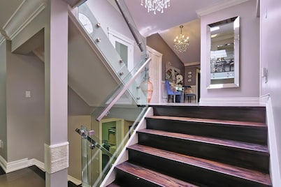 1b1b King bed Sheppard Elegant house 5mins to Fairview mall