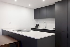 Lave-vaisselle, batterie de cuisine, vaisselle et ustensiles