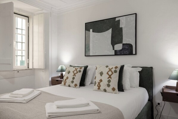 3 bedrooms, iron/ironing board, internet, bed sheets