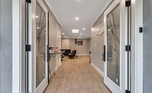 nice house W/big kitchen safe/quiet neighborhood/  Free Wifi/Laundry/Parkings