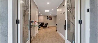 nice house W/big kitchen safe/quiet neighborhood/ Free Wifi/Laundry/Parkings