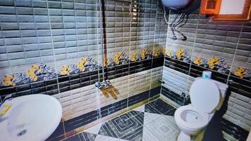 Tuala disediakan, sabun, syampu, tisu tandas