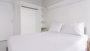A bedroom with a bed, white walls, and a closet with open shelves. - Eugenio Retreat Stylish 2 BR in Sao Paulo (São Paulo)