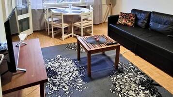 Apartment, 1 Bedroom, Hot Tub, Garden View | Living area