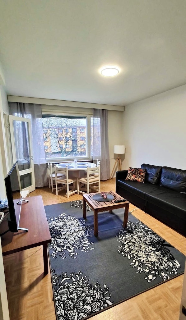 Apartment, 1 Bedroom, Hot Tub, Garden View | Living area