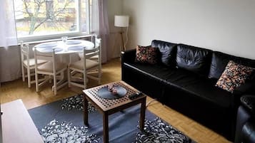 Apartment, 1 Bedroom, Hot Tub, Garden View | Living room