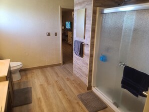 Douche, baignoire à jets, sèche-cheveux, serviettes fournies