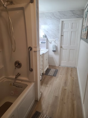 Shower, jetted bath, hair dryer, towels - "OKEETIME"   fish golf  360 night up to 8 sleeps 16 pontoon xtra READ DETAILS ty (Okeechobee)