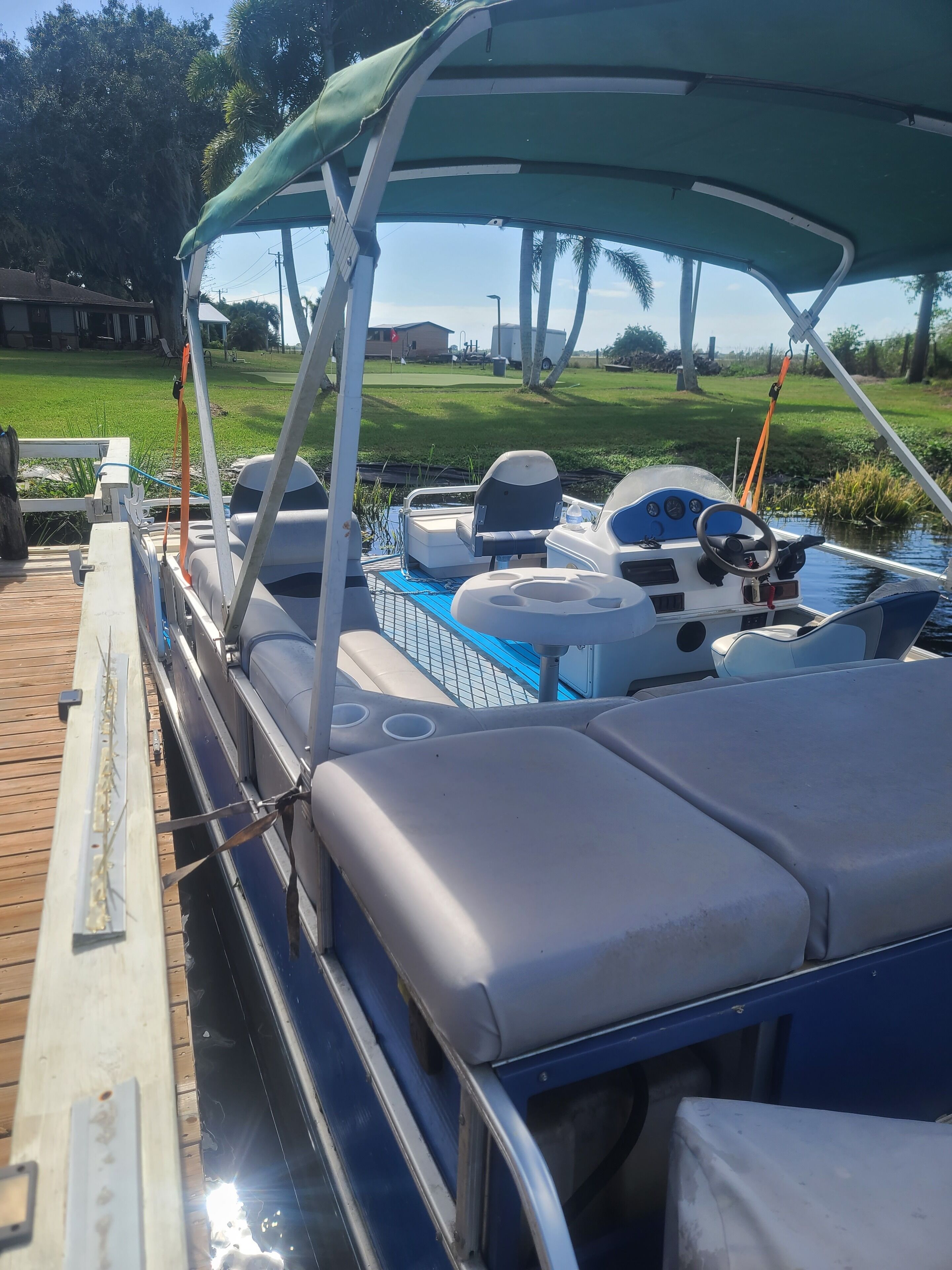 Un bateau était amarré à un quai, et il était équipé d’un espace de repos abrité, d’un volant et d’un panneau de commande.