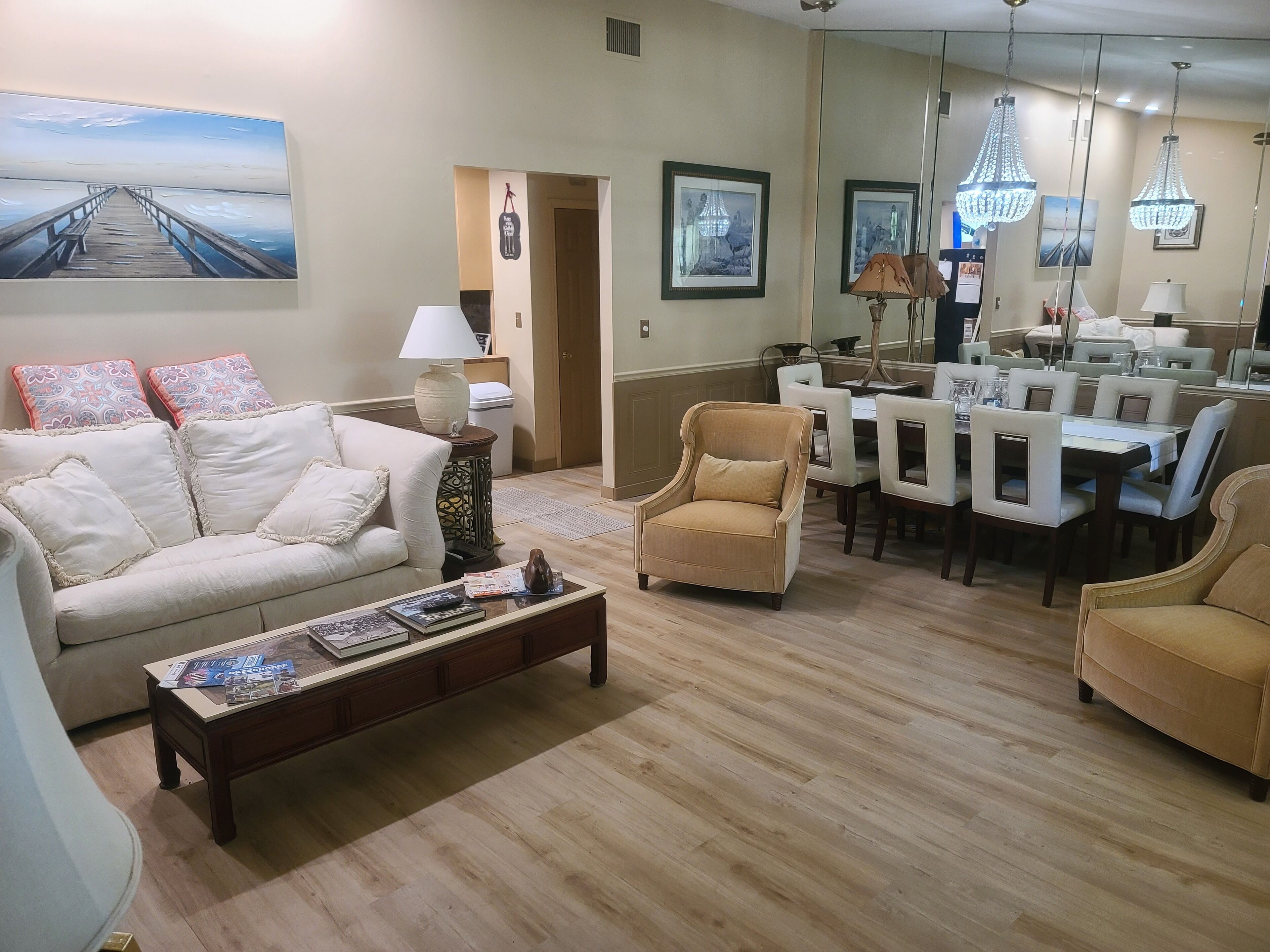 Smart-tv, bøger, musikbibliotek, stereoanlæg