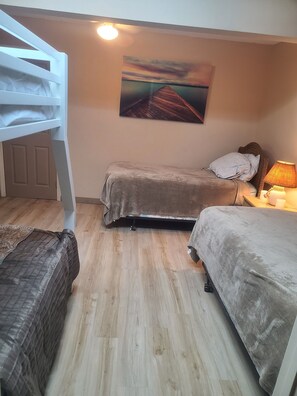 4 chambres, fer et planche à repasser, Wi-Fi gratuit, draps fournis