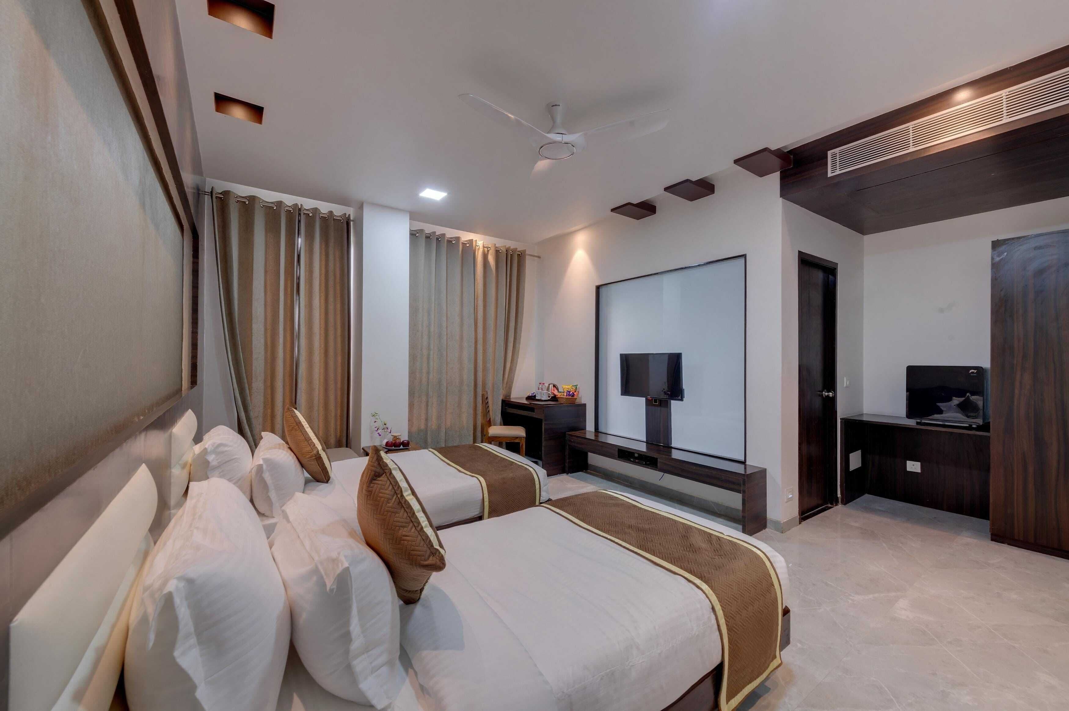 Habitación Deluxe doble, 2 camas individuales, Se admiten mascotas | Caja fuerte y espacio para trabajar con un portátil