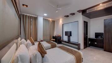 Deluxe Double Room, 2 Single Beds, Pets allowed | In-room safe, laptop workspace, iron/ironing board, free WiFi