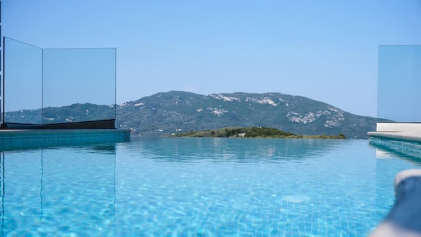 Una piscina cristalina con vistas a la montaña.