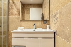 Hair dryer, towels, soap, toilet paper - Renovated apartment, terrace and sea view, 5 minutes from the center in a quiet street! (Sainte-Maxime)